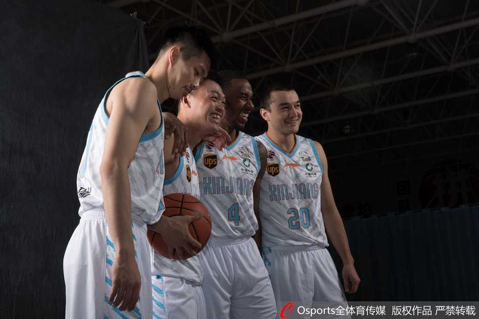 阿不都沙拉木手持篮球，面带灿烂微笑，新赛季他将身披23号球衣，年轻的面庞上洋溢着青春活力，眼神中却藏着超越年龄的沉稳与野心。