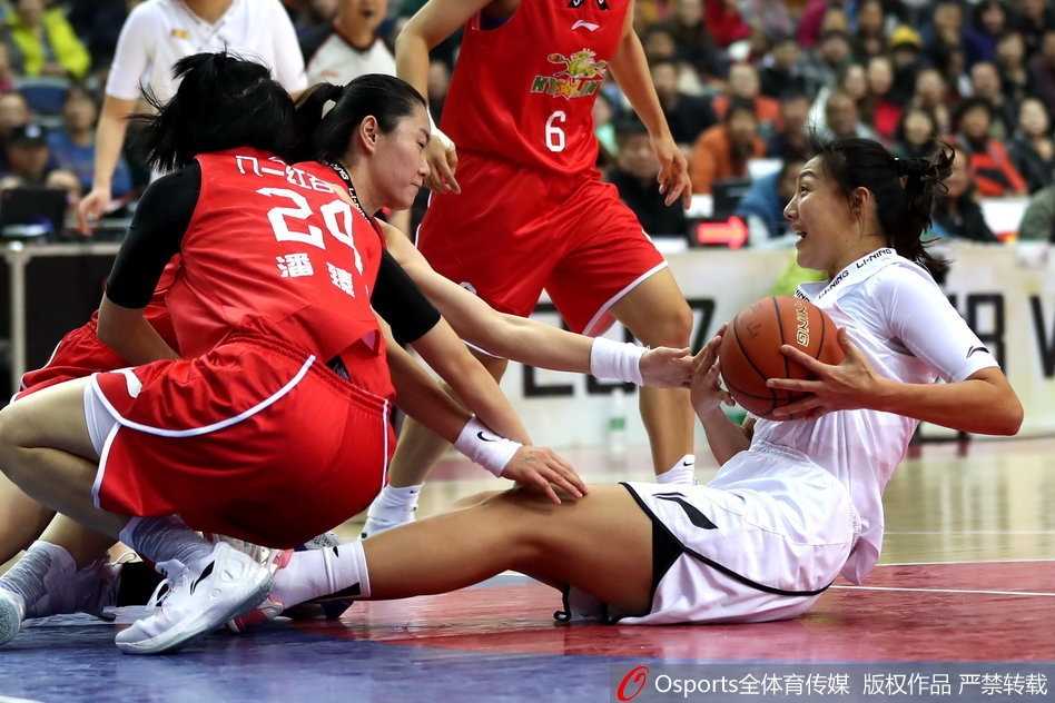 新疆队核心球员王丽丽持球突破，她如利刃般撕开八一队的防线