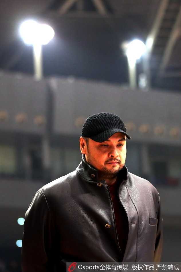 终场哨响瞬间，新疆女篮全体队员冲入场内紧紧拥抱，庆祝这场来之不易的胜利