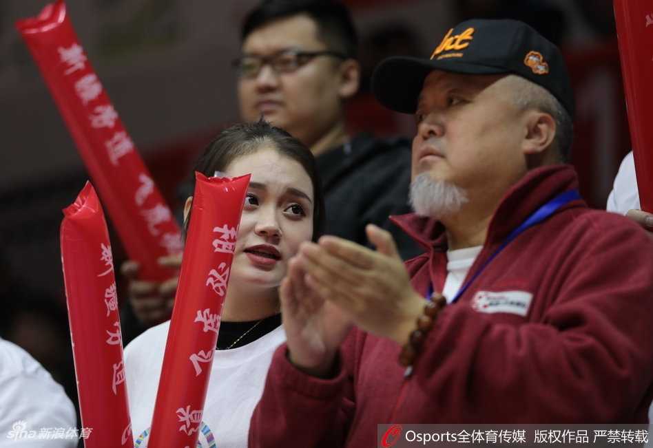 另一位美女球迷在比赛中激动地振臂高呼，她脸上洋溢着灿烂的笑容，完全沉浸在进球的喜悦中。