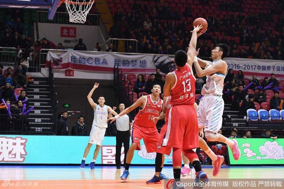 周琦面对防守球员，舒展长臂轻盈抛投，柔和的手感与身高优势展露无遗