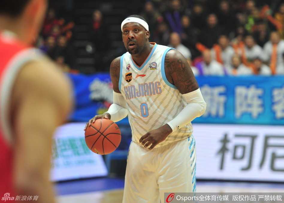 李根张开双臂全力贴防对手，肌肉碰撞的激烈感仿佛要溢出屏幕