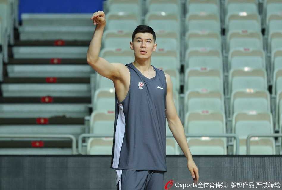 训练间隙，西热力江神情轻松地与队友交流战术，他用手比划着跑位路线，眼神中闪烁着对比赛胜利的渴望与智慧。