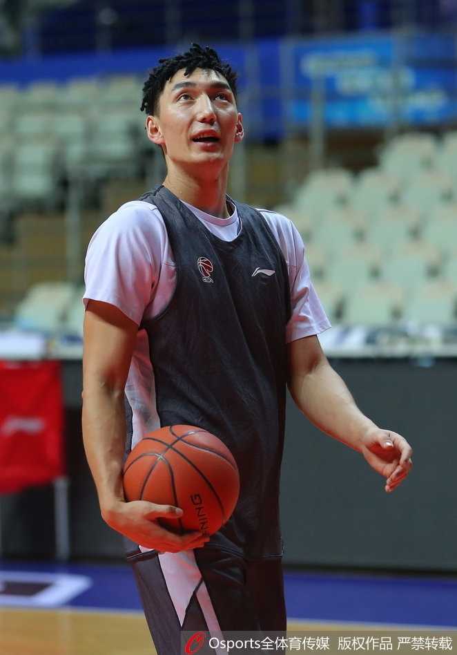 在教练的指导下，西热力江反复练习着绕掩护后的接球投篮，他的每一次出手都显得自信满满，仿佛比赛的最后时刻正在来临。
