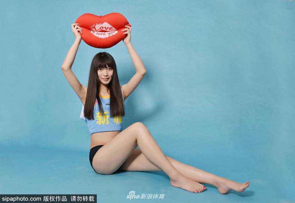 宝贝轻抚秀发，眼神温柔地望向远方，紧身运动装完美勾勒出修长身形，白嫩肌肤在自然光下泛着健康光泽。