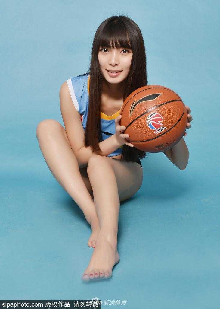 特写镜头下，宝贝五官精致立体，微微一笑露出贝齿，天鹅颈与迷人锁骨尽显高雅气质，长发自然垂落增添柔美。