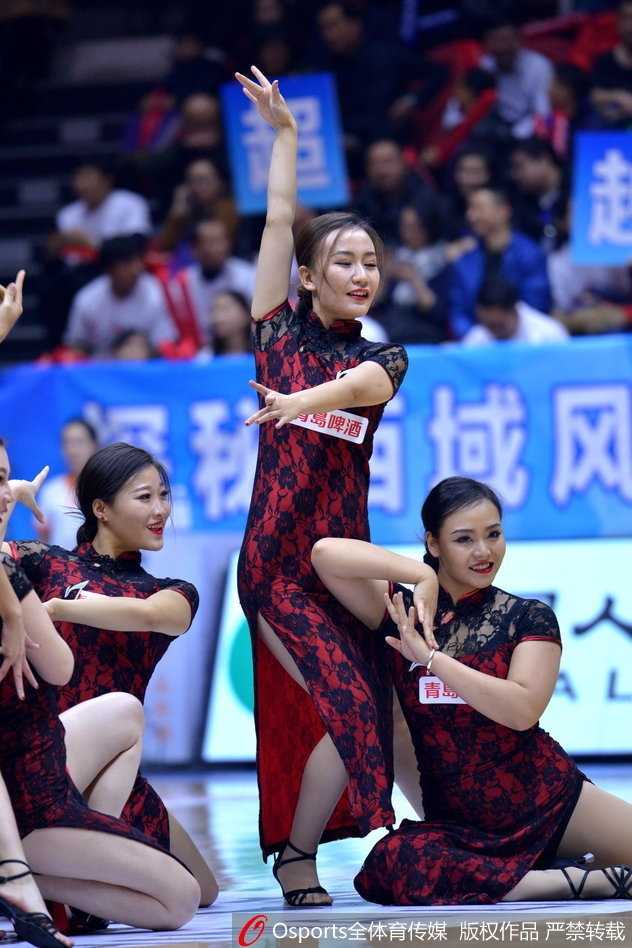 节间休息时，宝贝们排成整齐的队列，每一个手势都充满了力量与美感。她们身后的巨幅球队海报与她们动感的身姿相得益彰，共同构成了赛场上最动人的画面。