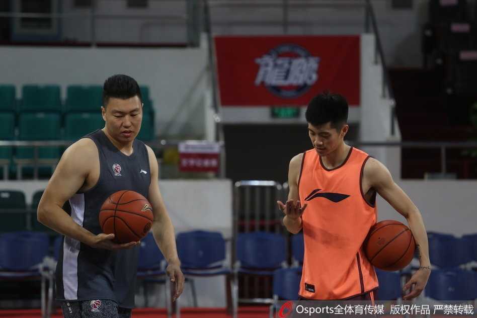 崔万军脸上露出欣慰的笑容，看着眼前这个已经足够独当一面的弟子，眼神中满是骄傲；西热力江则咧嘴笑着，这一刻他不是赛场上的拼命三郎，只是个在恩师面前放松的老友。