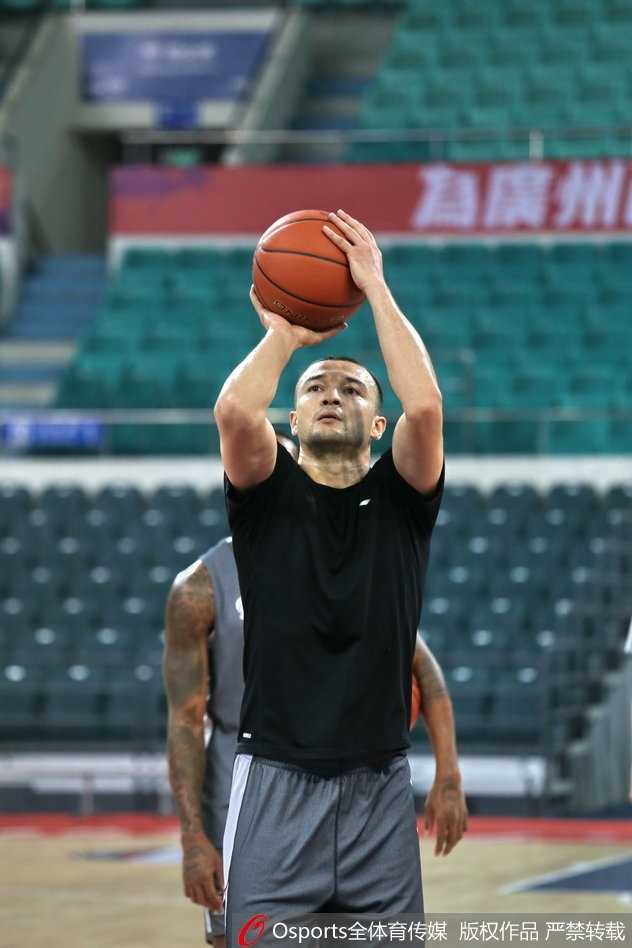 画面拉远，只见空旷的训练馆内，其他队员正在进行热身，而这对师徒在角落里的交谈构成了一幅独特的风景线，仿佛喧嚣世界中独属于他们的一片安静角落。