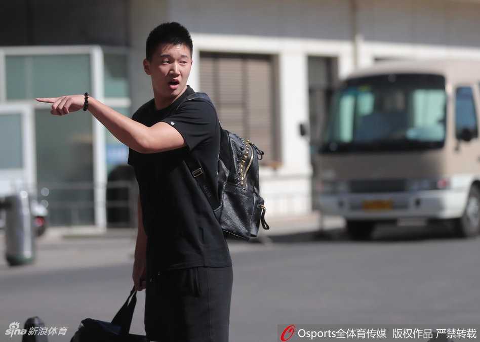 阿不都沙拉木面容俊朗自信步入训练局，这位来自新疆的锋线新星眉宇间满是对国家队生涯的向往与坚定