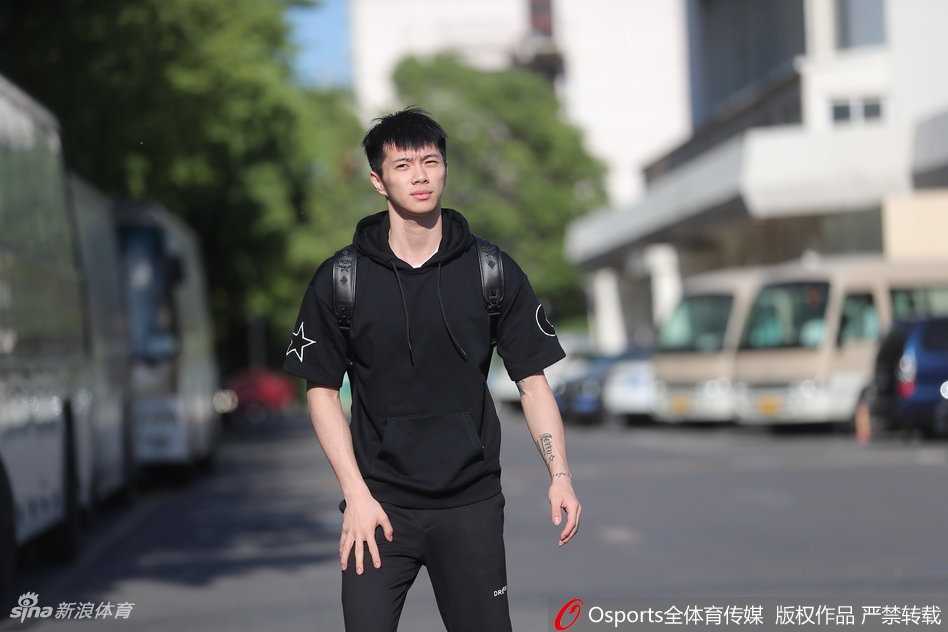 雷蒙神情严肃抵达报到地点，这位八一队的锋线射手心中憋着一股劲，誓要在激烈的国家队竞争中证明自己