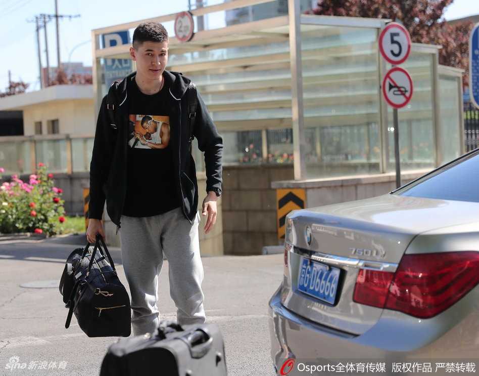 身背行囊的赵继伟在人群簇拥下神情专注，身为辽宁大脑的他正享受着明星级的待遇，也承载着球迷沉甸甸的期望