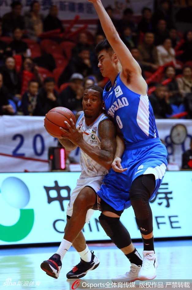 青岛队外援吉布森在严防死守下强行突破，虽然身姿矫健，却难敌新疆队编织的铜墙铁壁。
