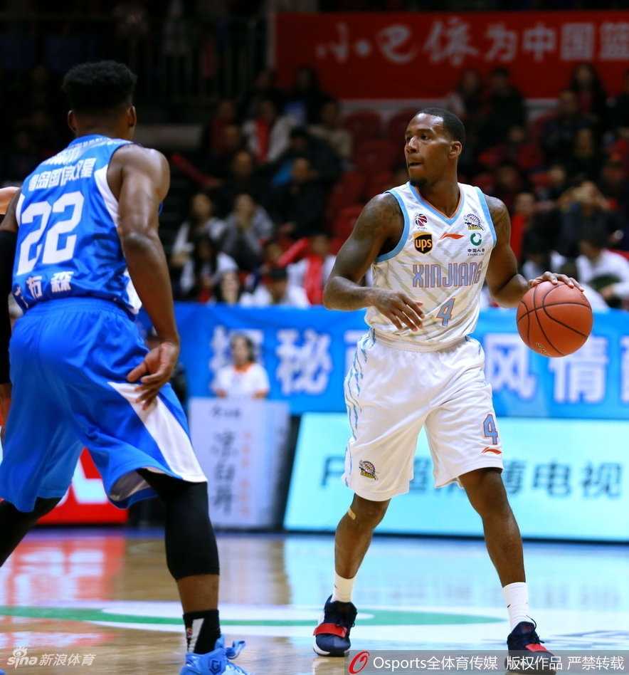 西热力江快攻中犹如一道红色闪电，高高跃起单手劈扣，这一刻他燃烧的斗志点燃了整座体育馆。