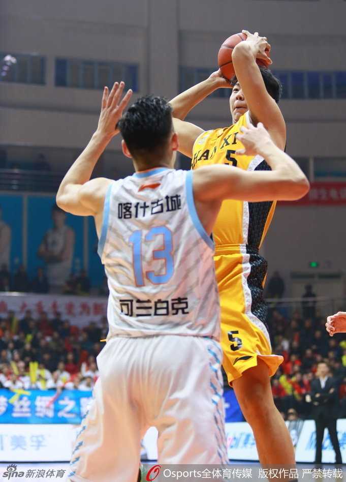 可兰白克如橡皮糖般紧贴对手，眼神坚毅如铁，一次精准的判罚让对手无功而返。