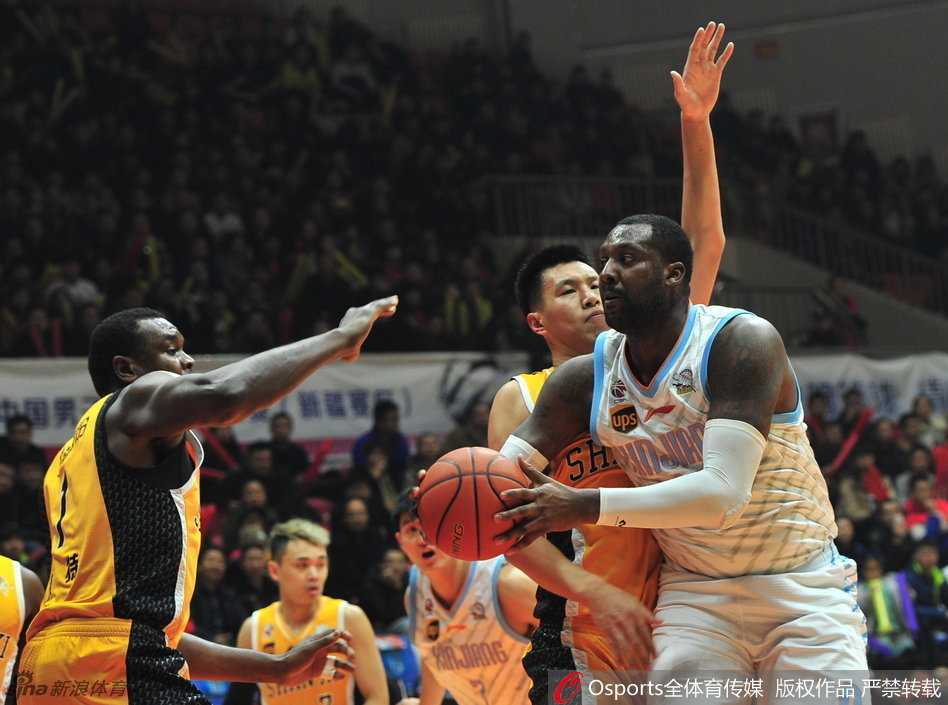 武林高手布莱切以一敌二，在肌肉丛林中巧妙闪转腾挪，于无形中撕开防线。