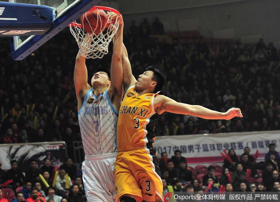 篮下巨灵神降临，俞长栋双臂灌筐，仿佛将苍穹砸碎！