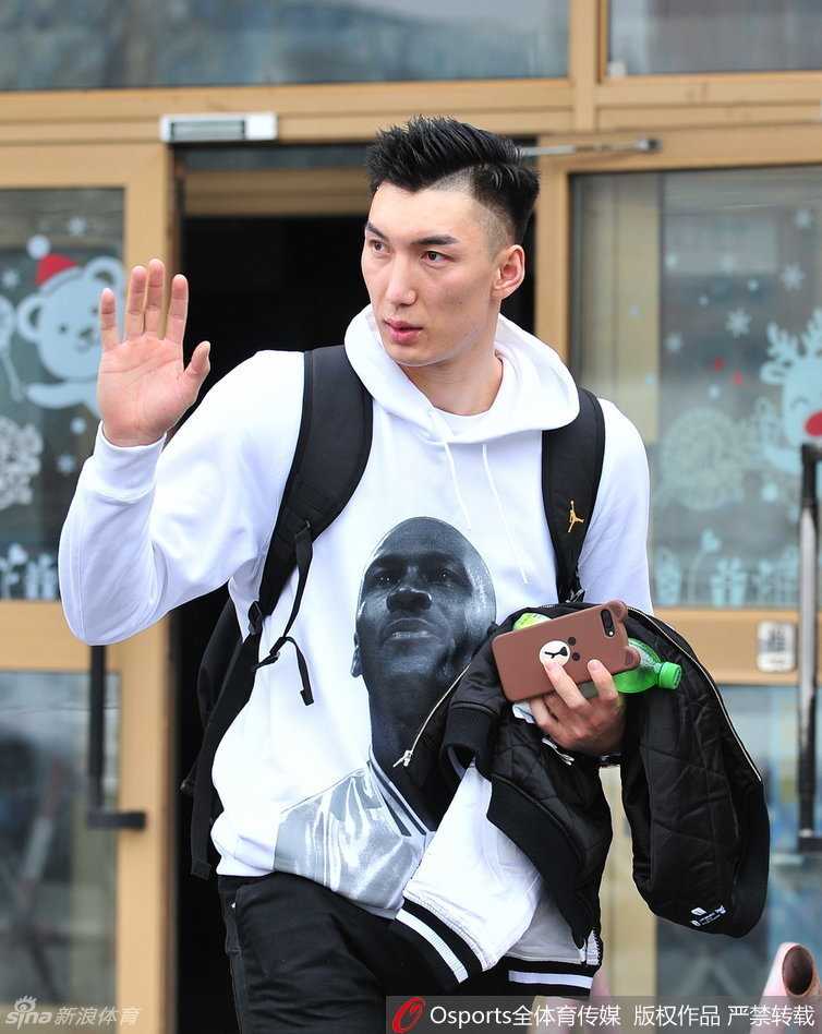 后卫王子瑞背着运动包低调地走出，脸上带着年轻球员的谦逊与好学，他在这个冠军团队中默默汲取养分，等待着属于自己的绽放时刻。
