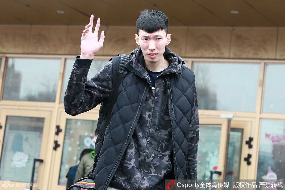 身披冠军荣光的周琦，站在训练馆门口回首向人群轻轻挥手，眼神中既有对这片赛场的眷恋，也闪烁着即将奔赴远方、挑战NBA的坚定光芒。