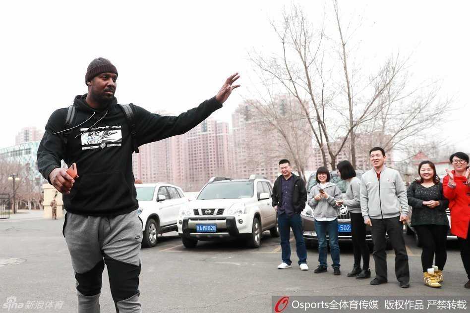 主教练李秋平目光深邃地望向远方，嘴角带着一丝若有若无的微笑，他的战术板上刚刚写下新的篇章，即将带领失去核心的飞虎踏上卫冕之路。