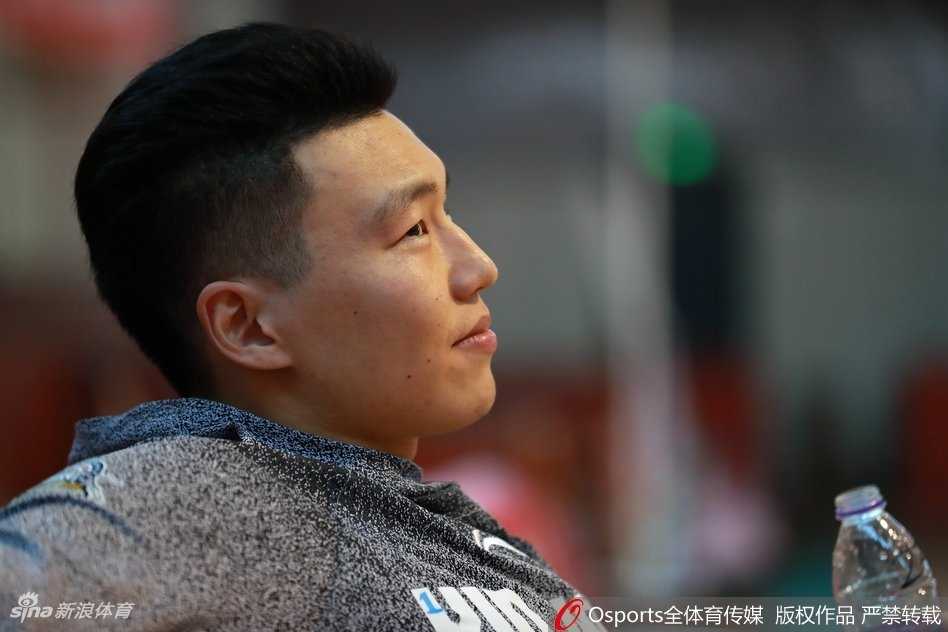 训练结束后，利马光着上身与助理教练进行战术复盘，他认真的眼神和结实的肌肉，彰显了一名职业球员的专业素养，让人对他在CBA的未来充满信心。