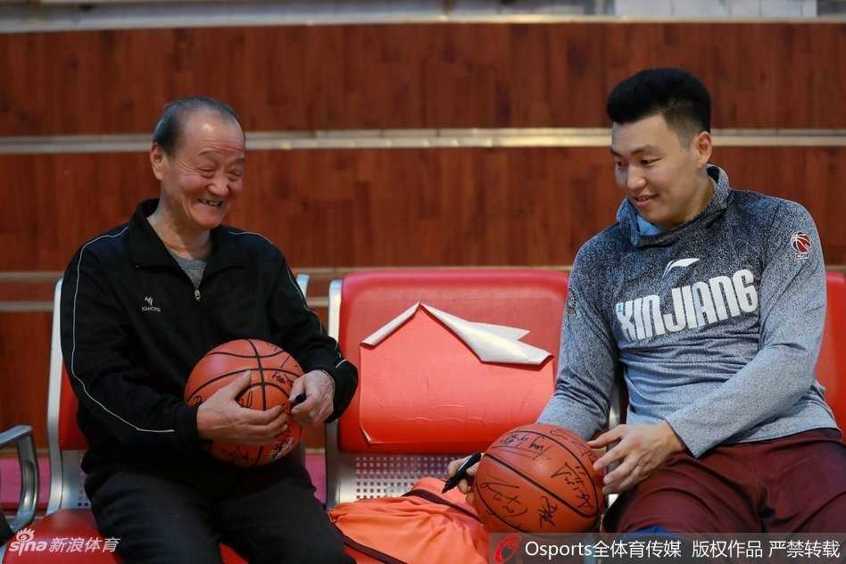 在分组对抗中，利马接到队友传球后高高跃起准备单手劈扣，他的身体在空中完全舒展，仿佛将训练馆的穹顶当作了翱翔的天空，力量感十足。