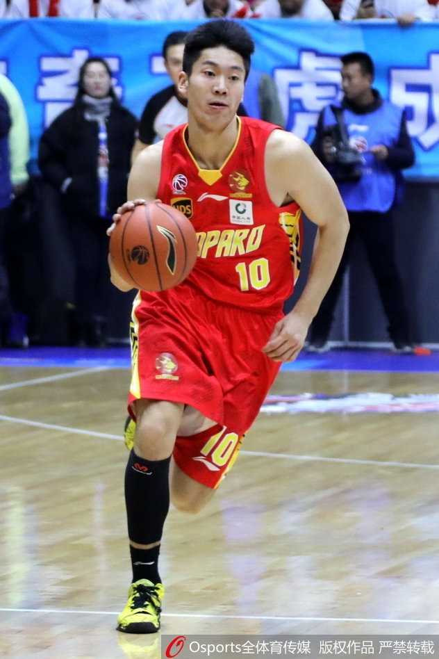 俞长栋在篮下高高跃起，在两名深圳队内线的夹击下强行摘下进攻篮板，霸气十足。