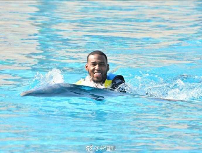 阳光、海浪、还有新认识的朋友，亚当斯张开双臂拥抱这片蔚蓝，让温暖的迪拜海水洗去上半年的疲惫，迎接新的挑战。