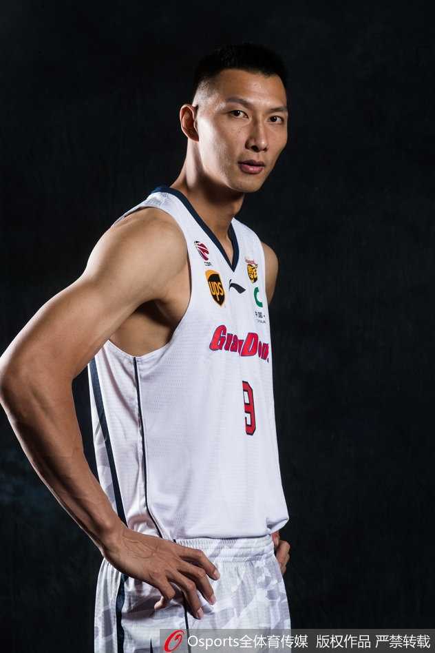 大外援尼克尔森背身单打，利用标志性的大勾手柔和地将球送入篮筐