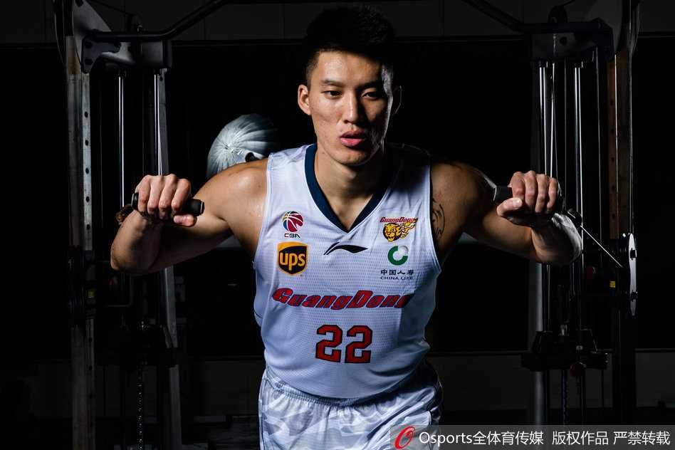 周鹏在底角稳稳出手三分，篮球划过完美弧线，彰显老将领袖风采