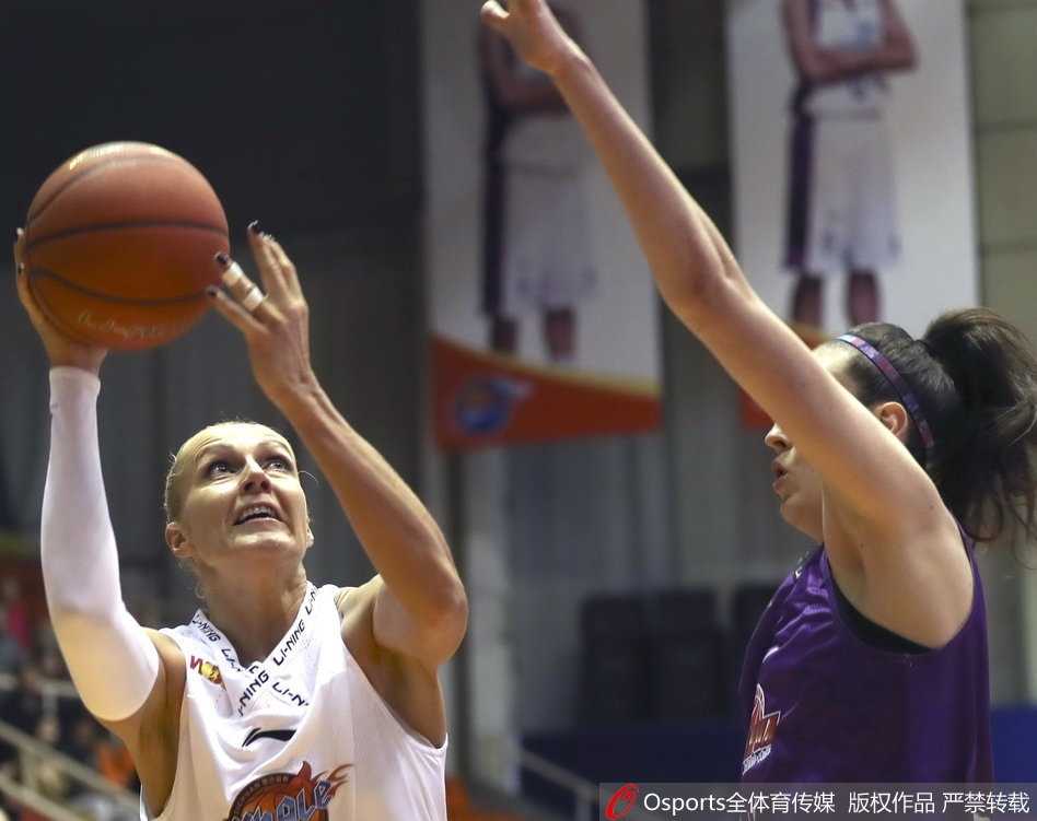 赛后，英姿飒爽的八一女篮姑娘们集体向热情的南昌球迷敬军礼致谢，这是她们移师新主场后的第一份荣耀，铁血与柔情在这一刻完美融合。