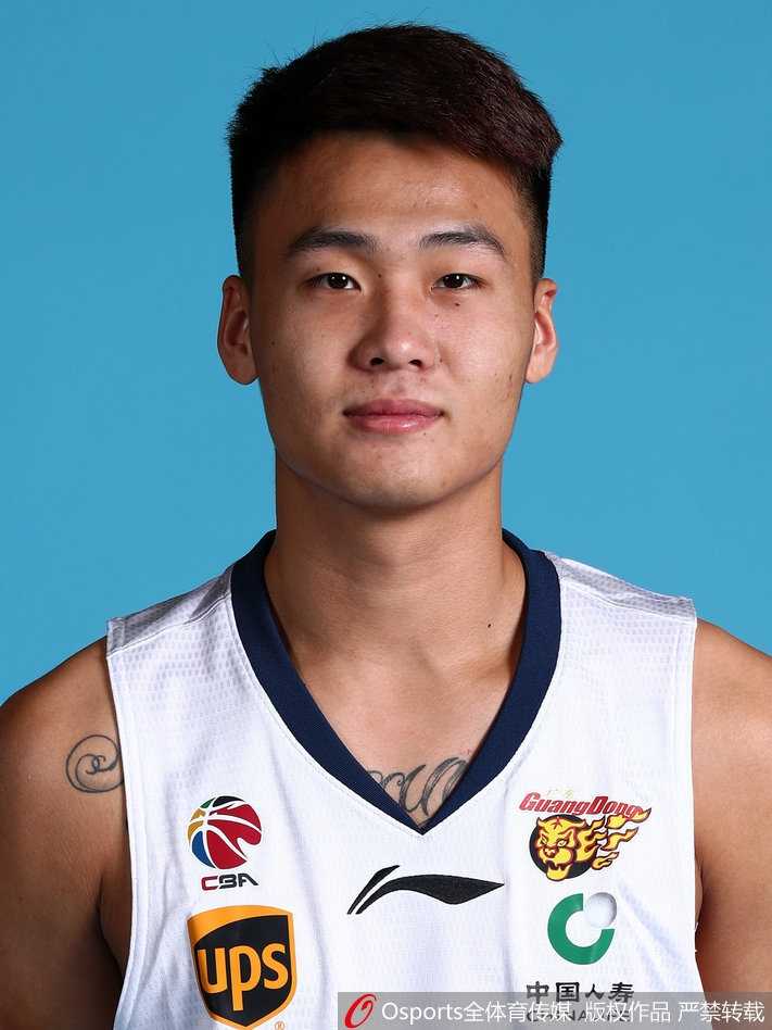 大外援尼克尔森手持自拍杆笑容灿烂，这位被球迷爱称为虾饺的球员，正试图用亲和力融入宏远大家庭。