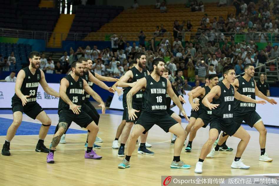 一名新西兰队员目光凌厉，怒目圆睁，将舌头尽力吐出，这是毛利战舞中最具代表性的挑衅与威吓动作，意在展现无所畏惧的勇士精神。