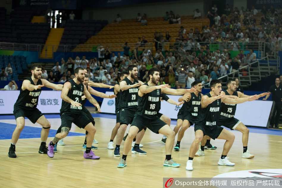 新西兰队球员们整齐列队，目光如炬，整齐划一地摆出准备姿势，仿佛瞬间化身为出征的古代毛利战士，一股肃杀之气在球场上弥漫开来。