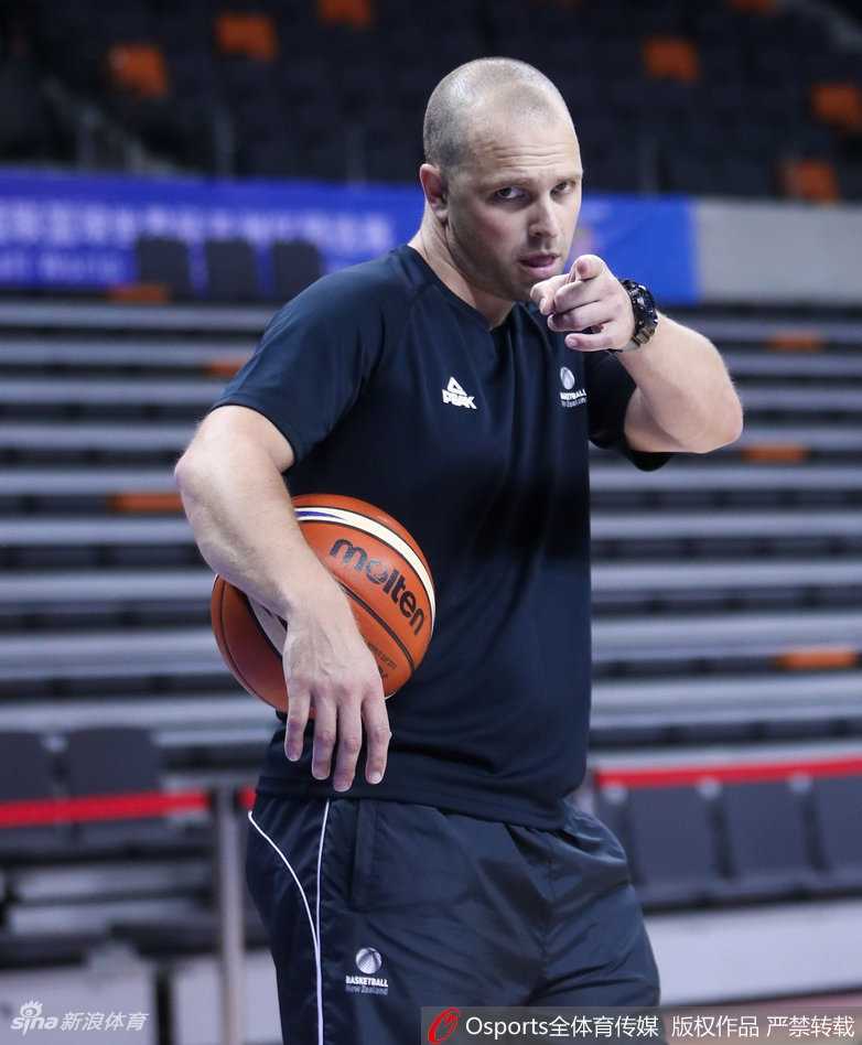 锋线球员鲁本·特·兰奇在底角三分线外出手投篮，篮球在空中划出优美的弧线，队友在篮下卡位抢板。