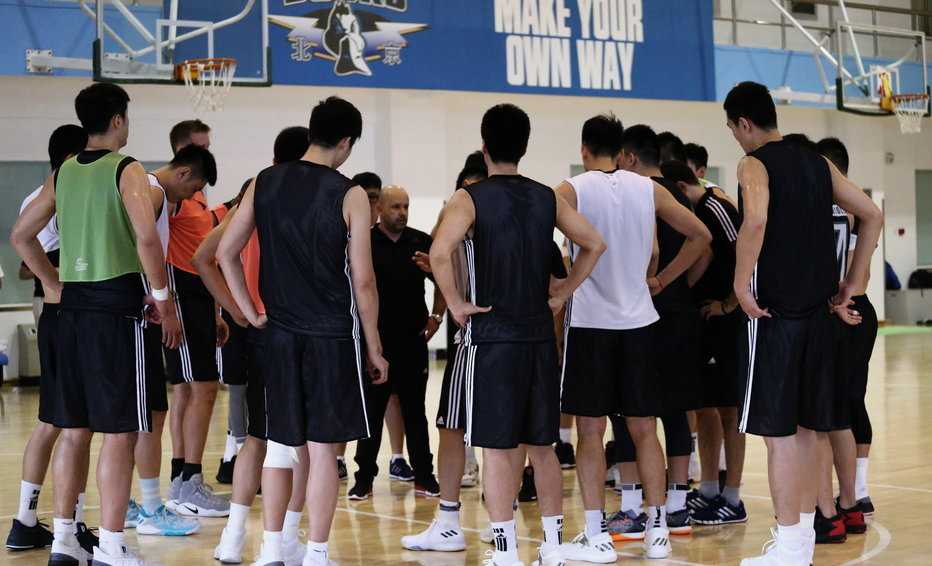 年轻的身影如利刃出鞘，杨芮等小将在新赛制下获得了宝贵的上场时间，用活力点燃球场。