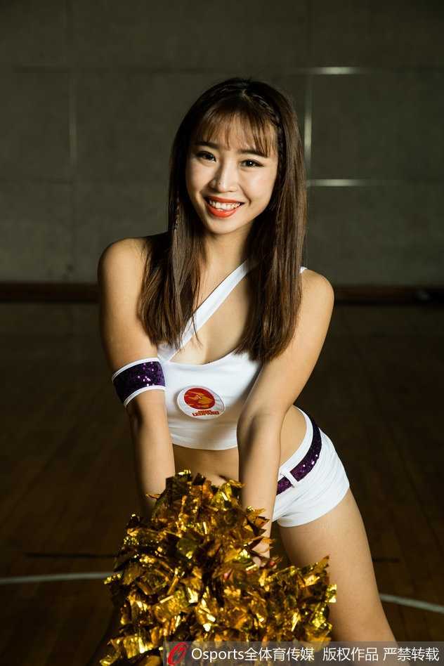 啦啦队员扎着清爽马尾，身穿蓝白短裙在镜头前轻盈跃起，如同在赛场上腾空的那一刻，充满了青春的律动与张力。