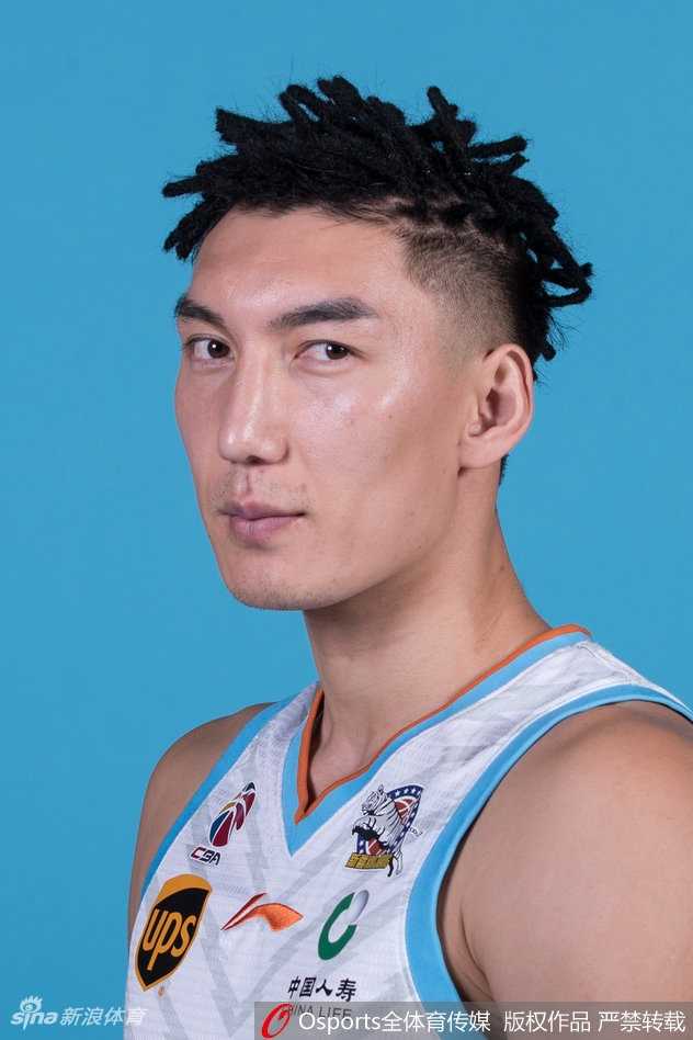 新疆男篮全员集结，定妆照前排C位，队长可兰白克-马坎的个性纹理发型格外醒目，尽显年轻飞虎的时尚与霸气