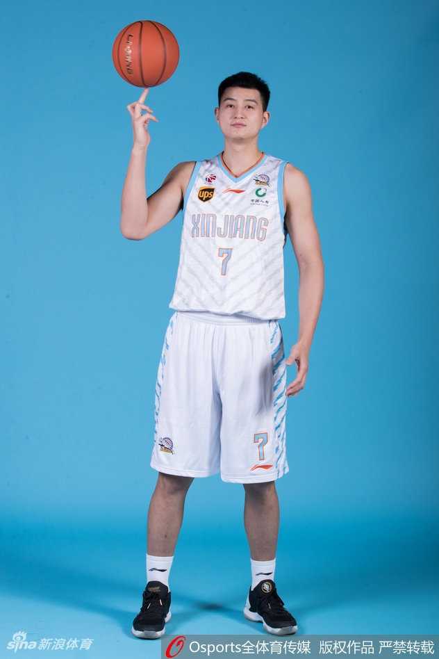 阿不都沙拉木目光深邃，这位在夏天迅速蹿红的锋线新星，身着飞虎战袍，眼神中闪烁着对未来的无限憧憬