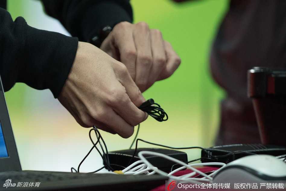 场上球员激烈拼抢，球鞋与地板摩擦出尖锐声响，新赛季的对抗强度可见一斑