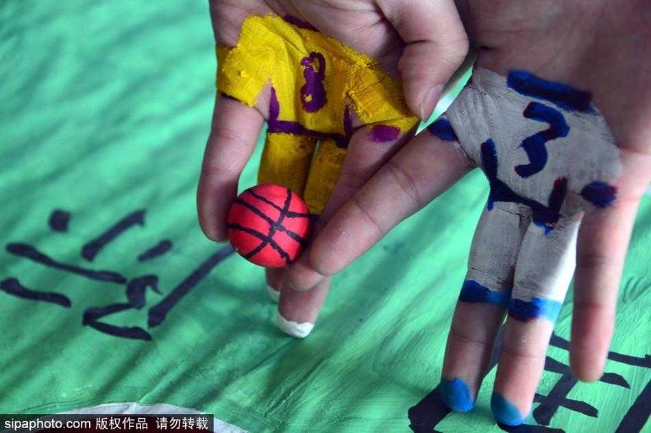 活动结束后，几位策划者围在他们亲手制作的微型球场旁合影留念。每个人的脸上都洋溢着灿烂的笑容，他们举起涂着颜色的手指，仿佛在庆祝一场伟大比赛的胜利。那个凝聚了他们无数创意和汗水的迷你球场，在阳光下显得格外精致可爱。