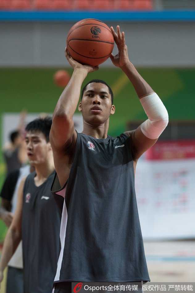 朱彦西在弧顶出手三分，皮球离开指尖的刹那，他的眼神仍紧盯着篮筐方向