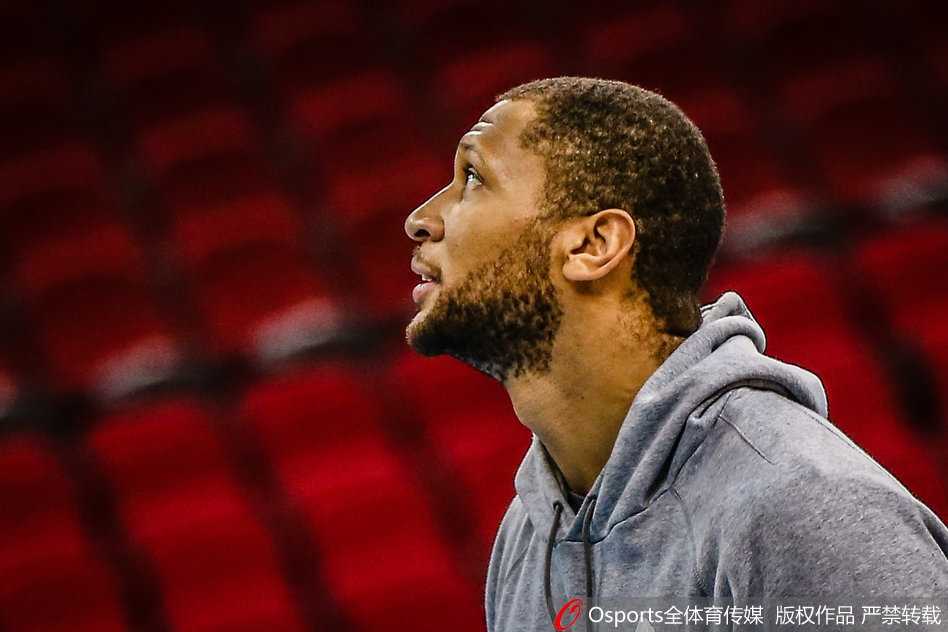 北京队员进行持球突破上篮训练，汗水飞溅体现出高强度对抗下的专注度。