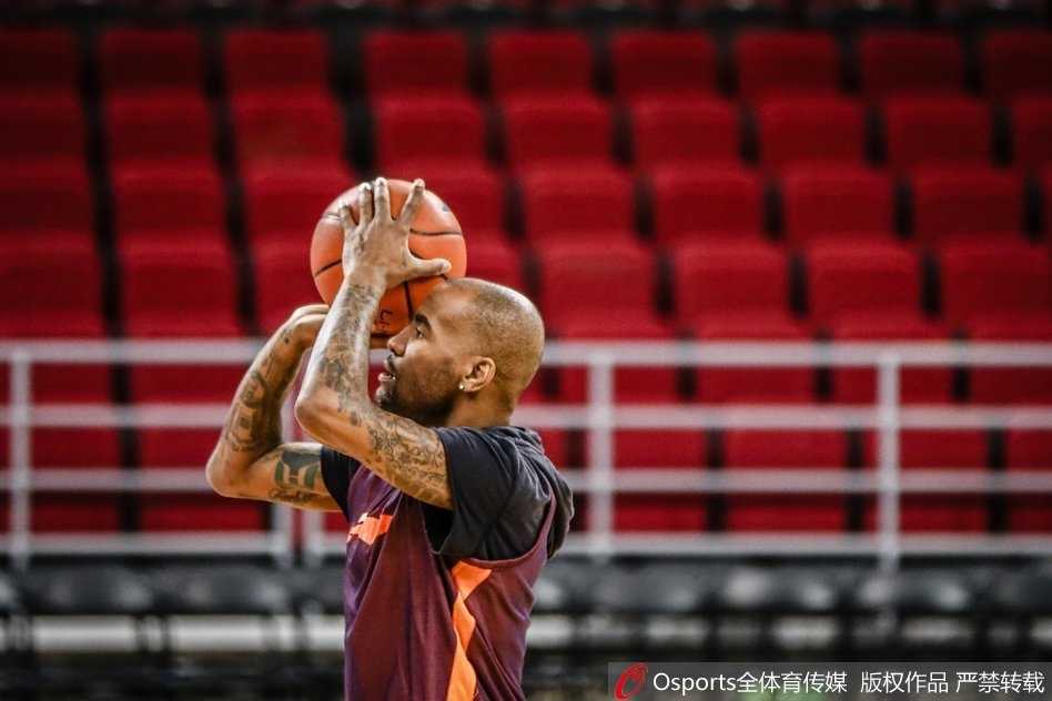 训练中北京队员进行传球配合，雅尼斯强调的团队篮球理念让每个人都在进攻体系中找到位置。