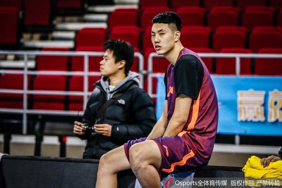 主教练雅尼斯在场边指导战术，希腊人打造的防守体系和团队理念正在深刻改变球队。