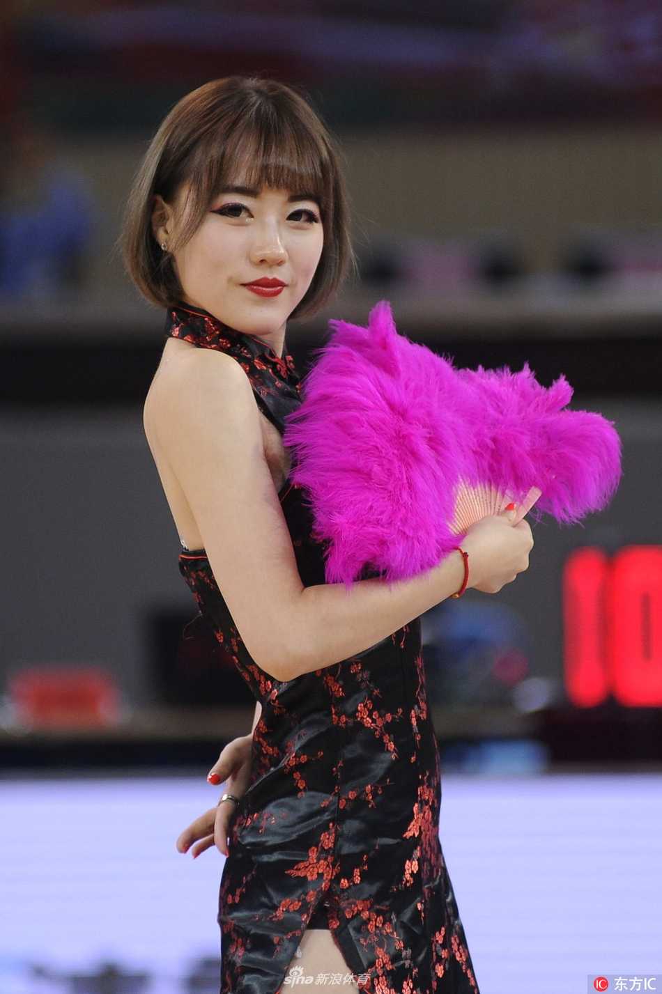 光影交错间，身着水墨晕染旗袍的啦啦宝贝们轻盈登场，手中的流苏扇犹如蝴蝶翩跹，在CBA赛场上勾勒出一幅灵动的江南画卷。