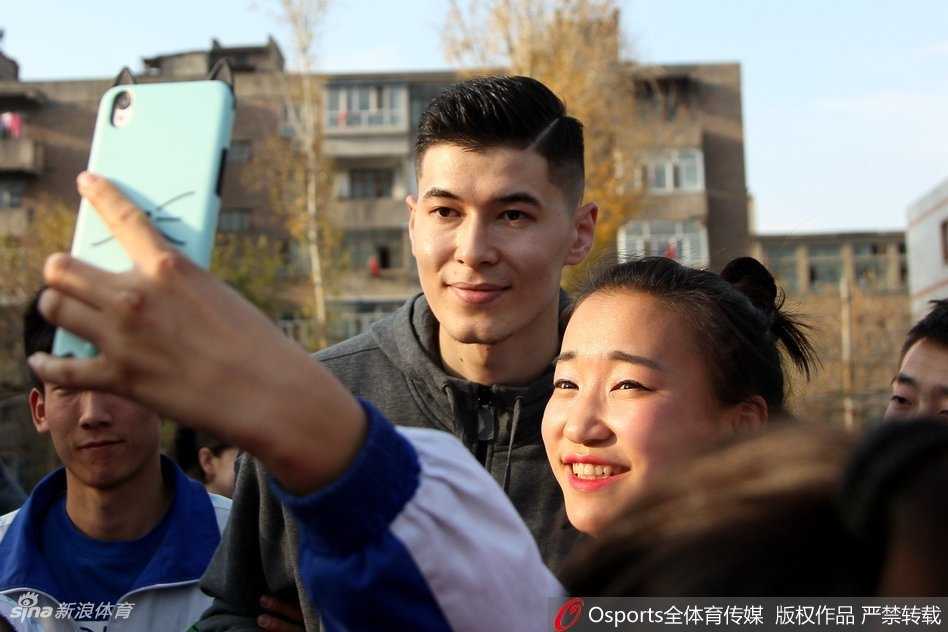 活动最后的大合影，球员们比划着刚刚从孩子们那里学到的手语姿势，所有人脸上都洋溢着快乐的笑容。这张合影记录下的不仅是友谊，更是无声世界与有声世界之间最真挚的连接。