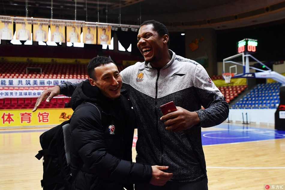 霍尔曼在训练中专注地投篮，肌肉线条在灯光下显得格外分明，每一次出手都仿佛在向老友证明自己依旧强大