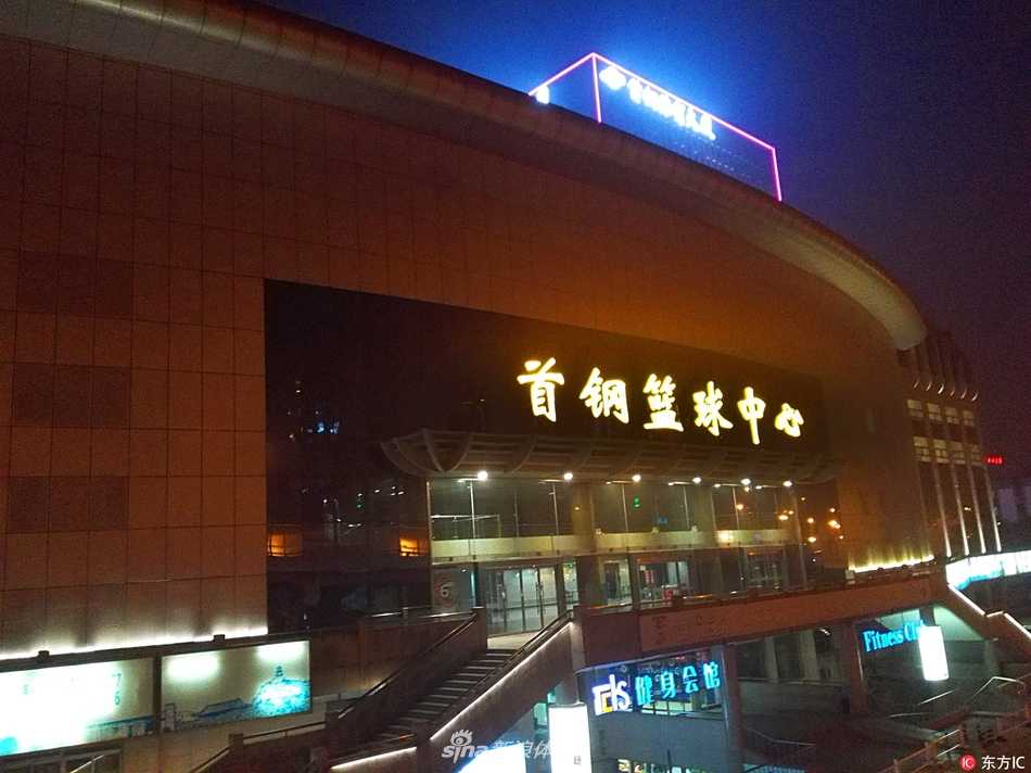 方硕在训练中神情专注，重回这片充满回忆的场地，他希望能带领球队在这里留下新的美好结果。