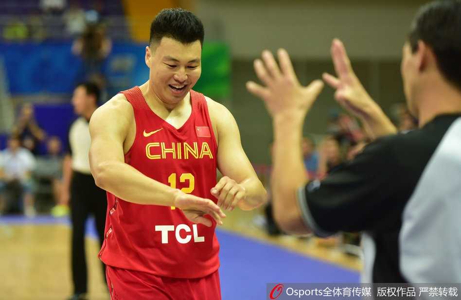 李根在替补席上笑得格外灿烂，队友的精彩表现让他忘却了疲劳，整个替补席都沉浸在即将胜利的喜悦中。